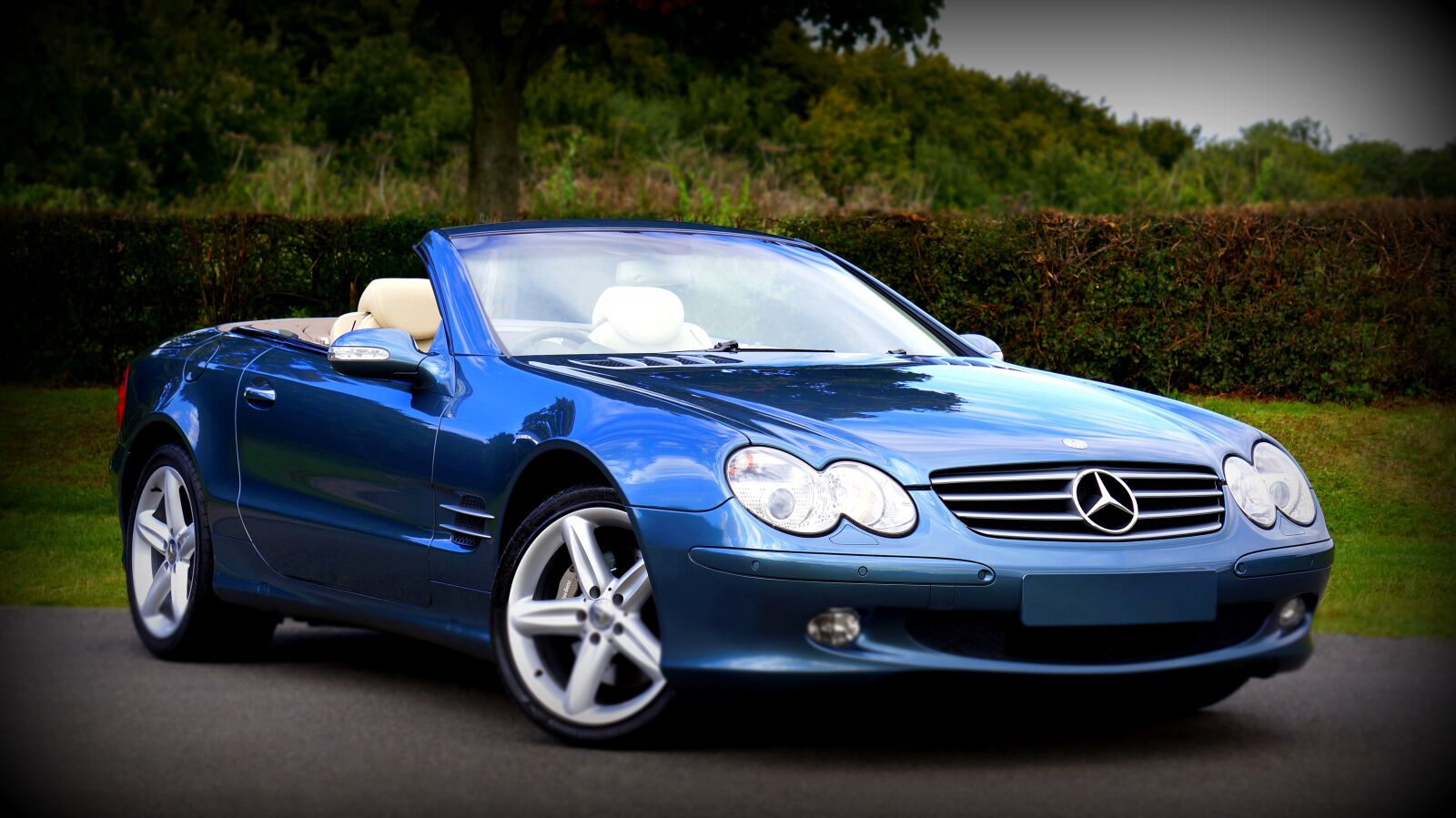 Sony Alpha NEX-5N + Sony E 55-210mm F4.5-6.3 OSS sample photo. Blue, car, class photography