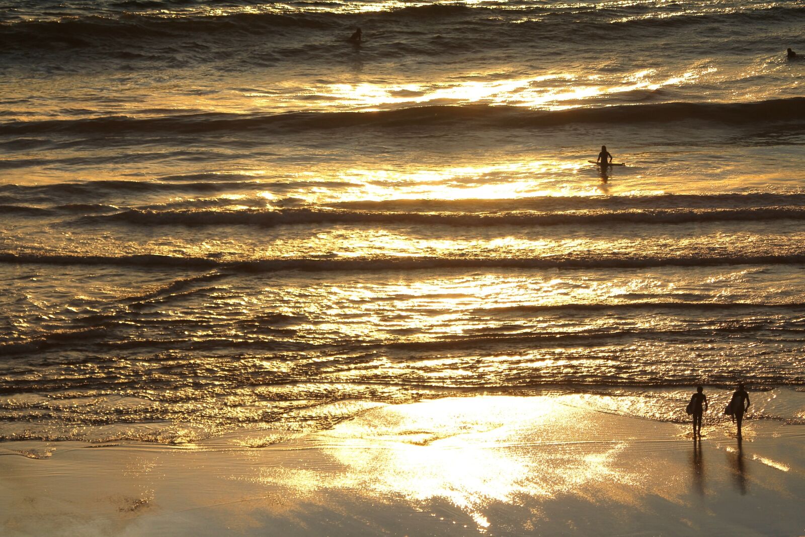 Canon EOS 550D (EOS Rebel T2i / EOS Kiss X4) sample photo. Surfers, beach, reflection photography