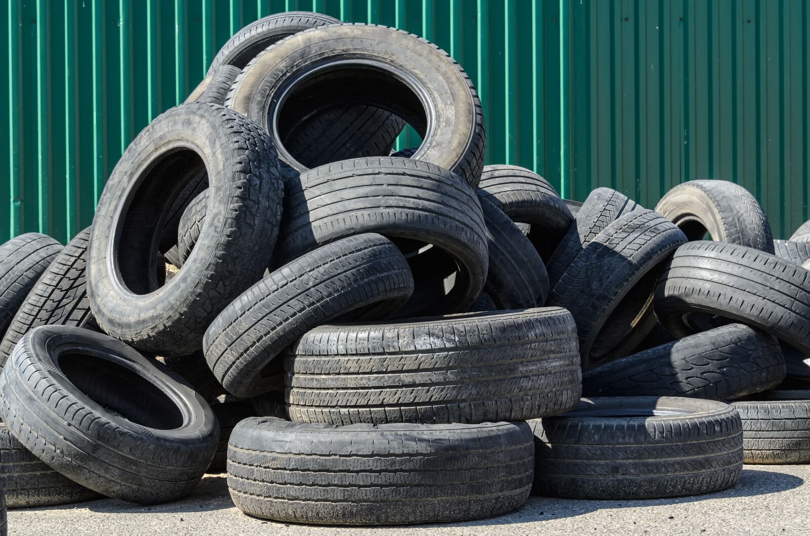 Nikon D7000 sample photo. Old, rubber, waste photography