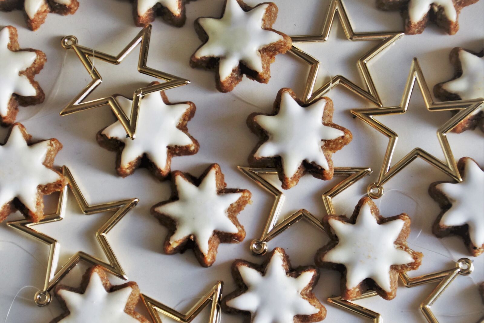 Canon EOS 80D sample photo. Asterisk, gingerbread, holidays photography