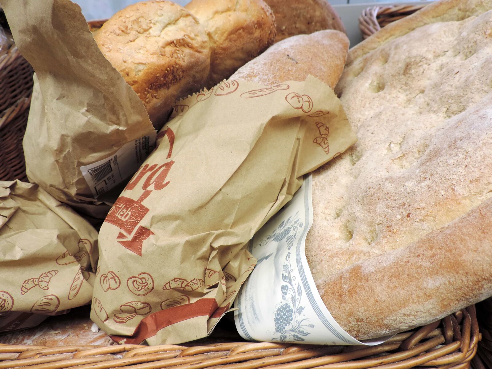 Nikon Coolpix P520 sample photo. Organic, wicker basket, bread photography