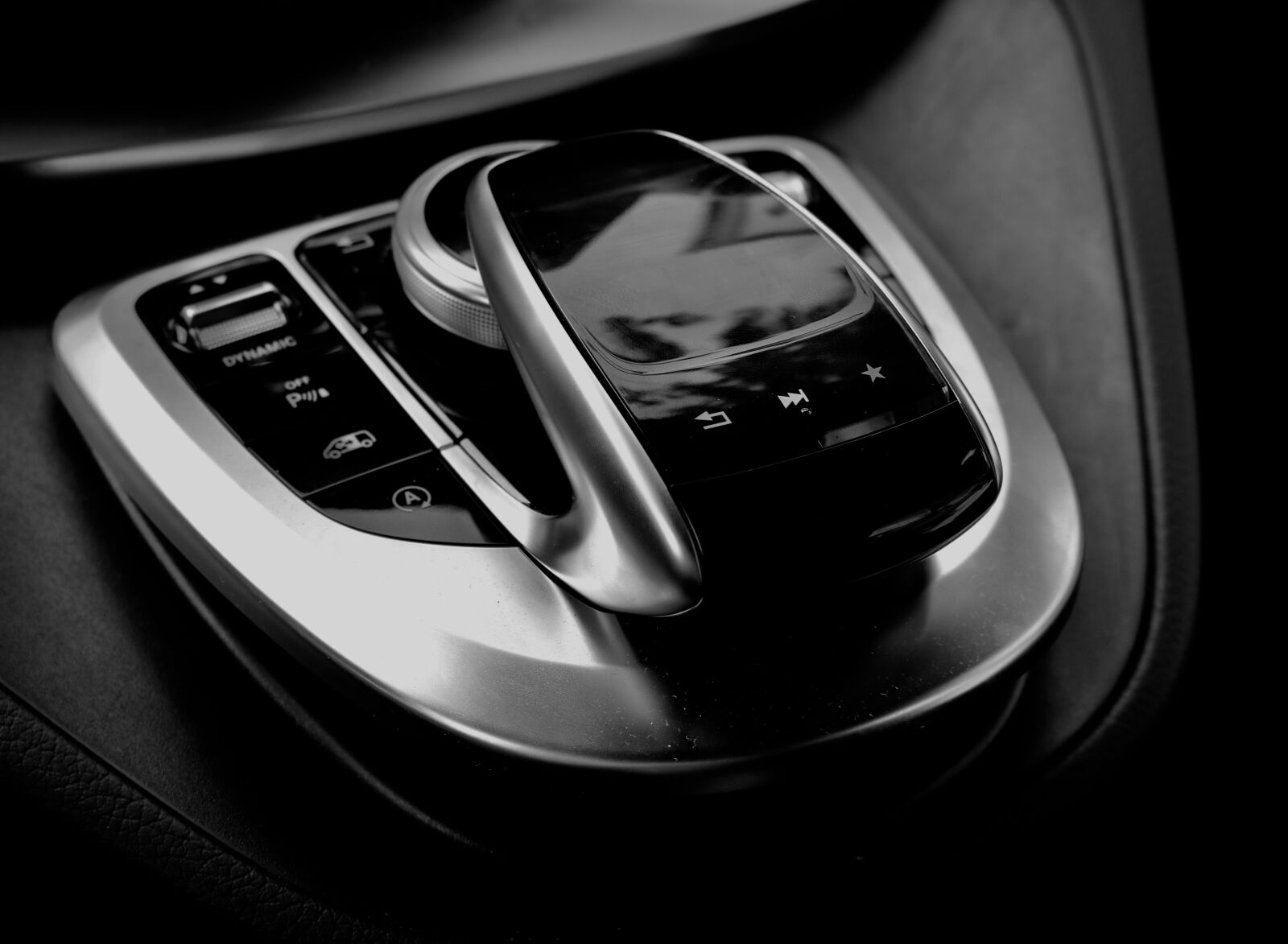 Canon EOS 750D (EOS Rebel T6i / EOS Kiss X8i) sample photo. Dashboard, automotive, interior photography