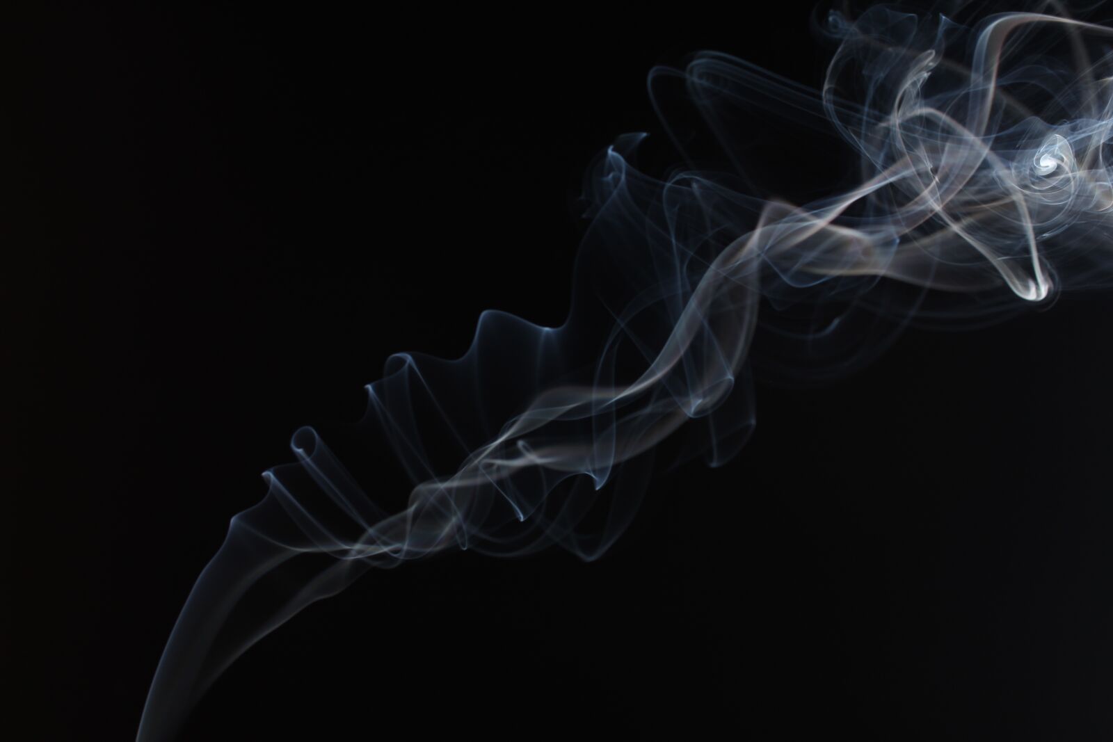 Canon EOS 1300D (EOS Rebel T6 / EOS Kiss X80) sample photo. Smoke, light, black photography