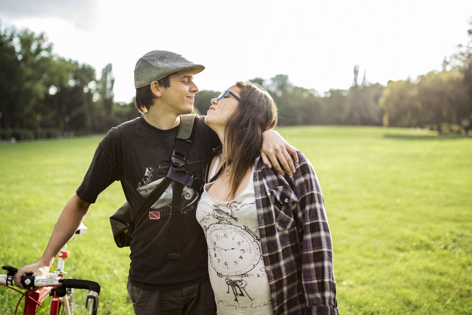 Canon EOS 5DS R sample photo. Couple, bicycle, grass photography