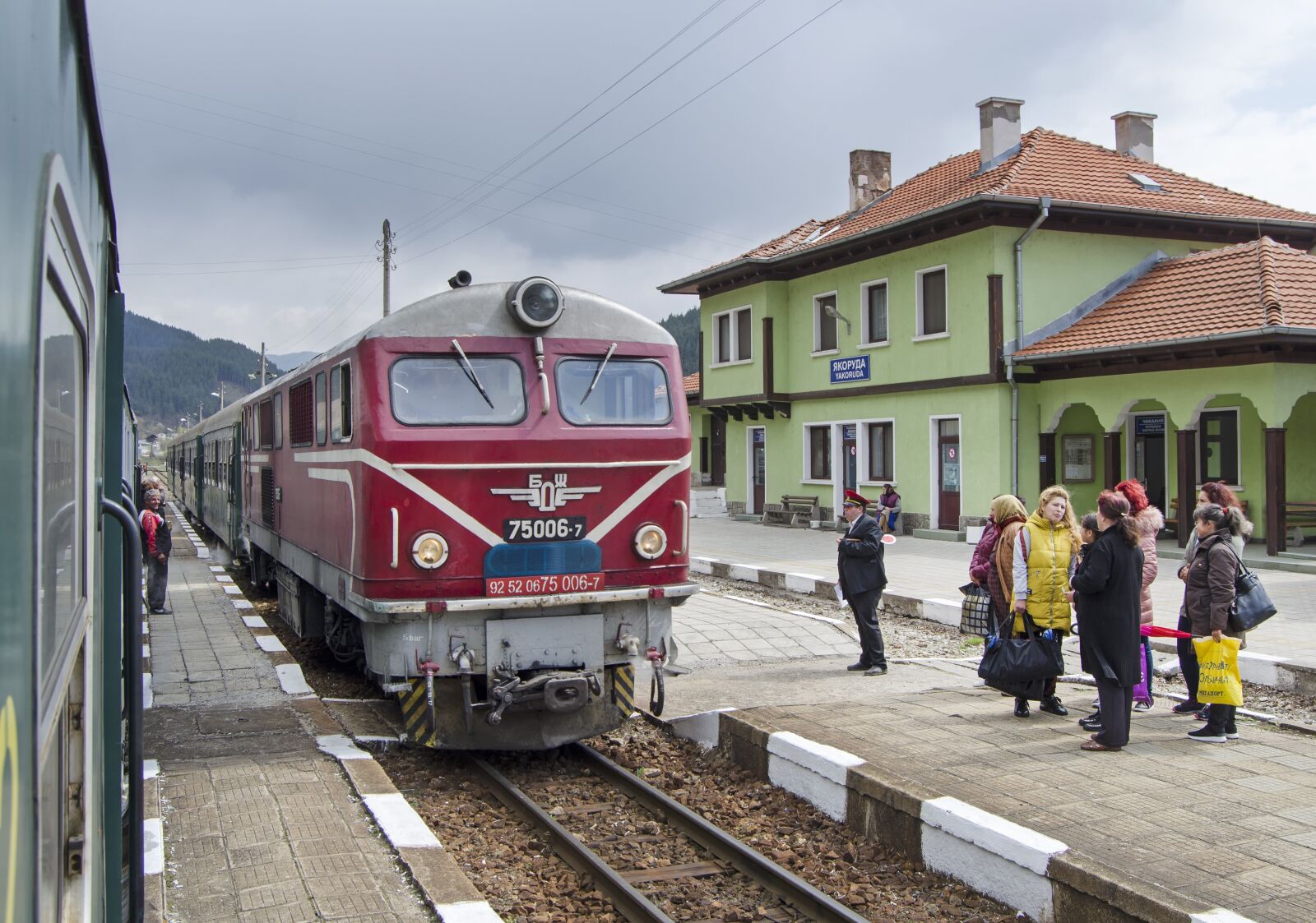 Nikon D5100 sample photo. Train, train station, narrow photography