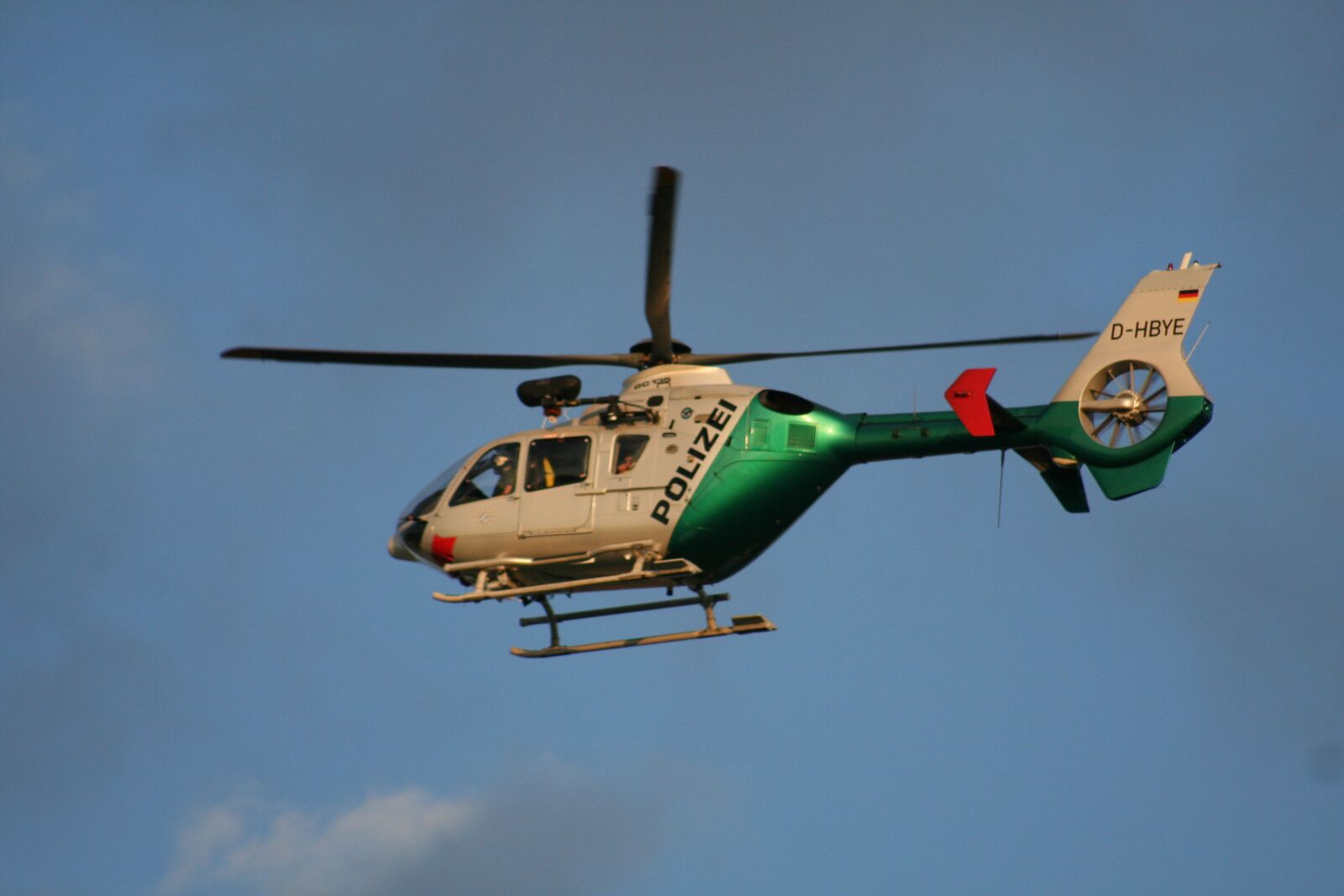 Canon EOS 350D (EOS Digital Rebel XT / EOS Kiss Digital N) sample photo. Heli, helicopter, police photography