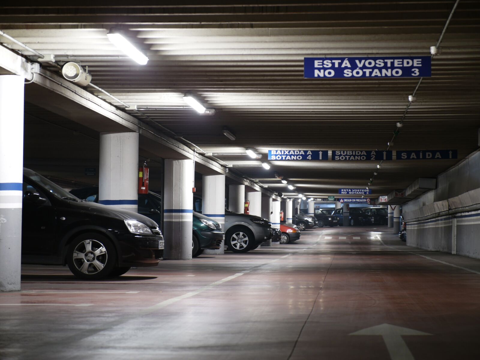 Leica Digilux 3 sample photo. Parking, dark, cars photography