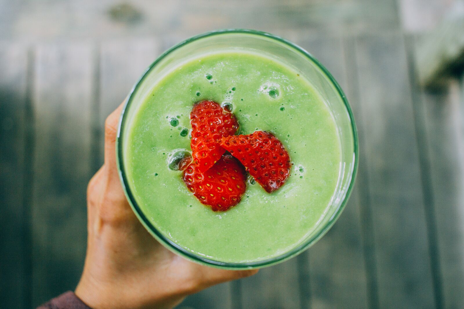 Canon EOS 60D + Canon EF-S 24mm F2.8 STM sample photo. Green, smoothie, strawberries photography