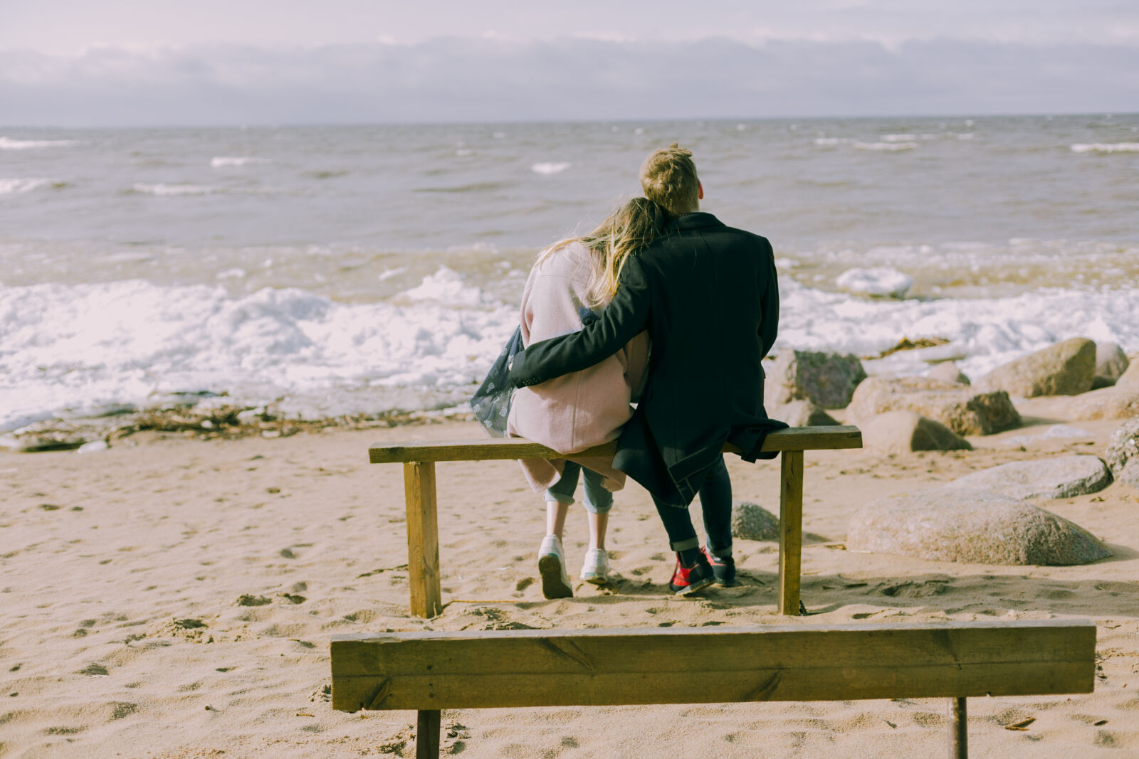 Canon EOS 5D Mark III + Canon EF 50mm F1.4 USM sample photo. Man, and, woman, hugging photography