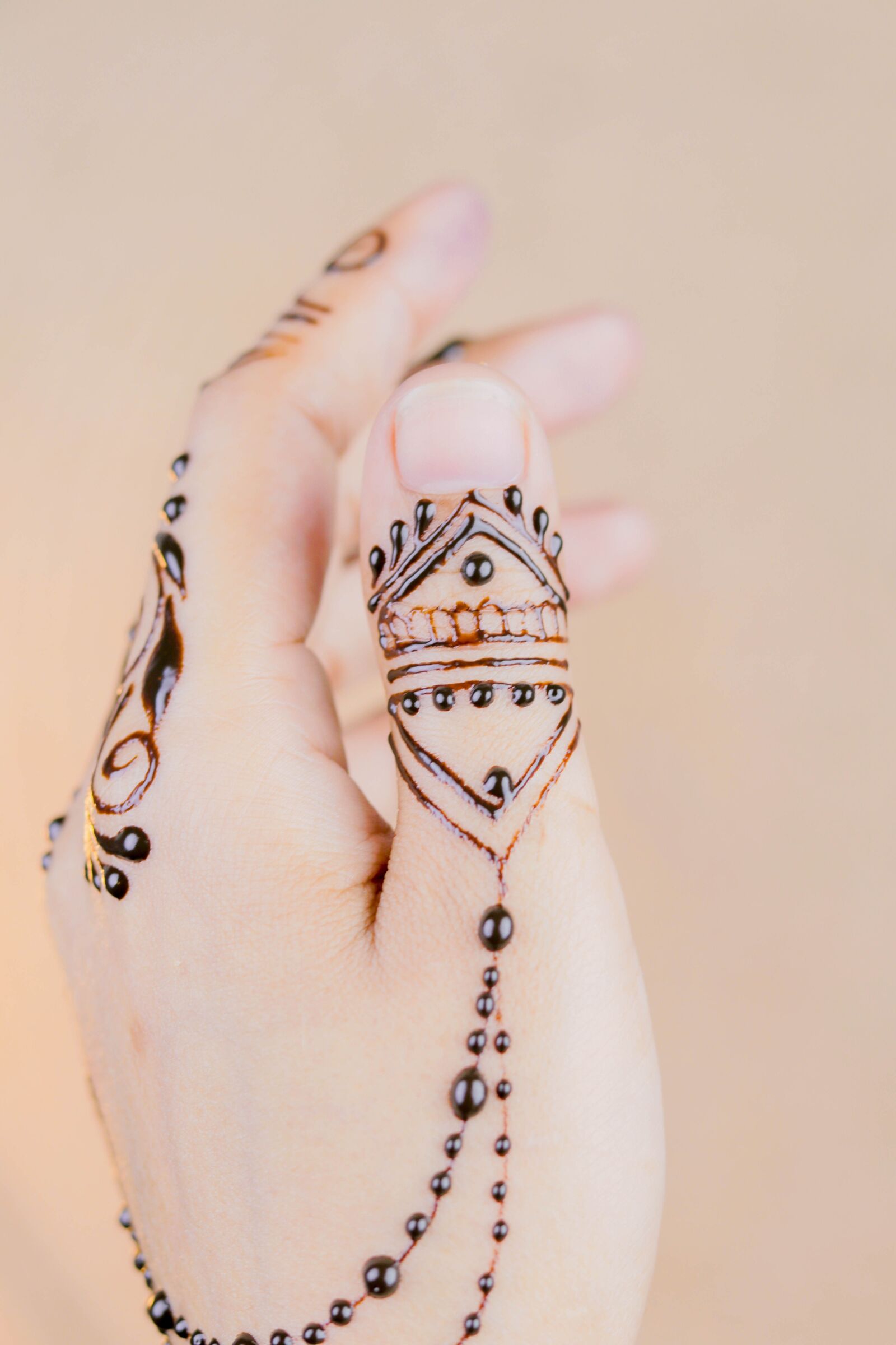 Canon EOS 80D + Canon EF 50mm F1.8 STM sample photo. Henna, hands, mehendi photography