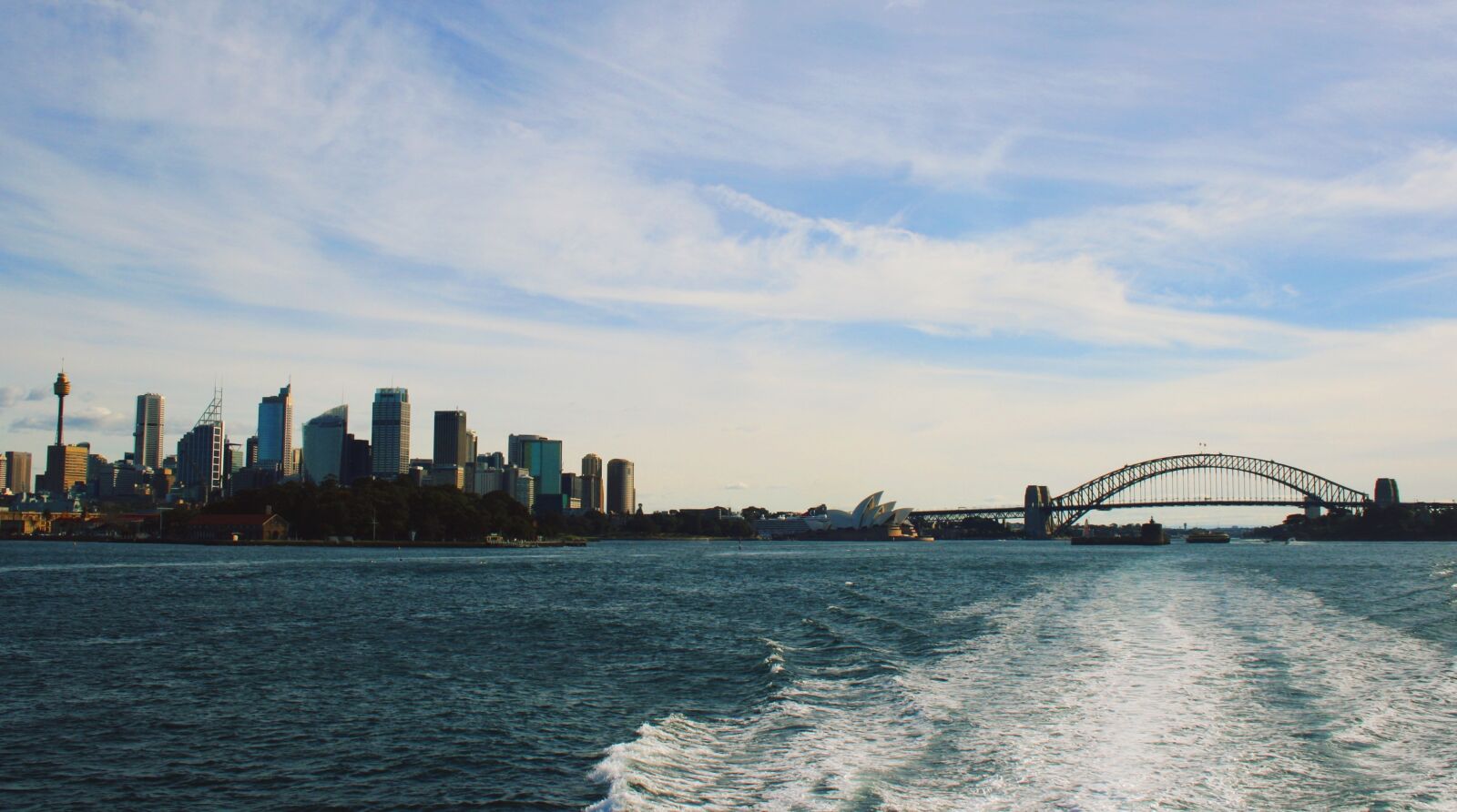 Canon EOS 1000D (EOS Digital Rebel XS / EOS Kiss F) sample photo. Sydney, skyline, water photography