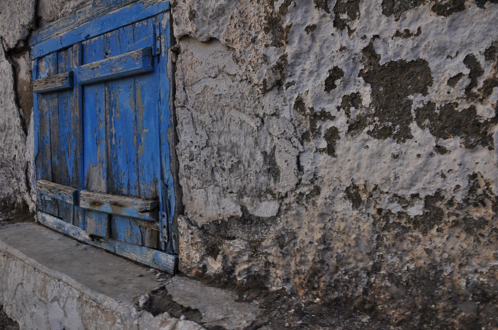 Nikon D90 sample photo. Old, shutters, wooden photography