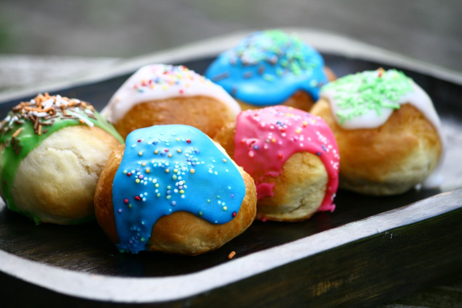 Canon EOS 400D (EOS Digital Rebel XTi / EOS Kiss Digital X) sample photo. Buns, icing, baked goods photography