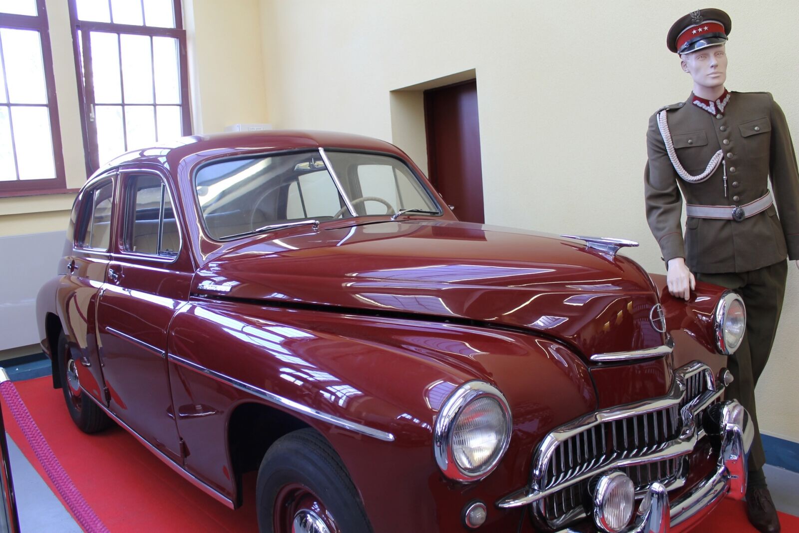 Canon EOS 1100D (EOS Rebel T3 / EOS Kiss X50) sample photo. Cars, antiques, monuments photography