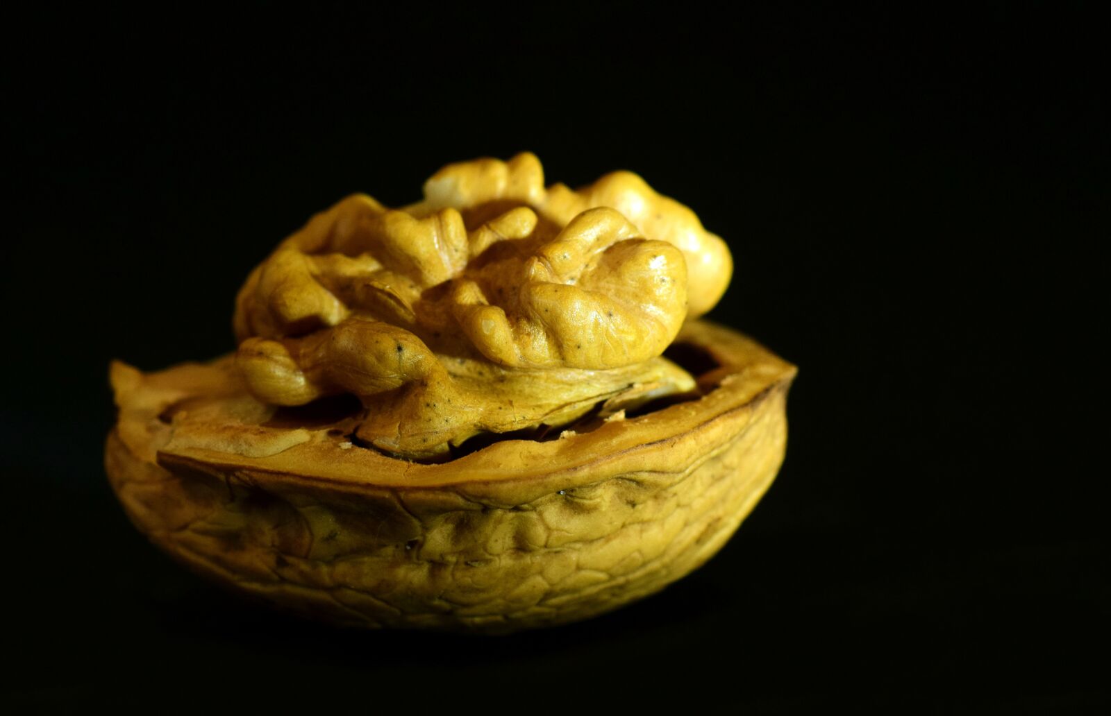 Nikon D3300 sample photo. Walnut, nut, seeds photography