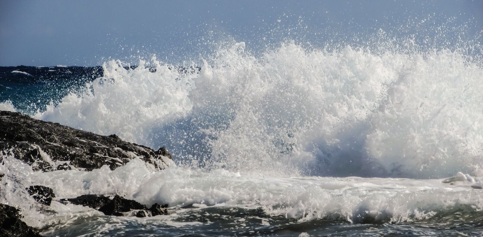 Расколотое море ветер геншин. Волны пляж брызги. Ветер и вода. Explosion Wave. Water explosion.