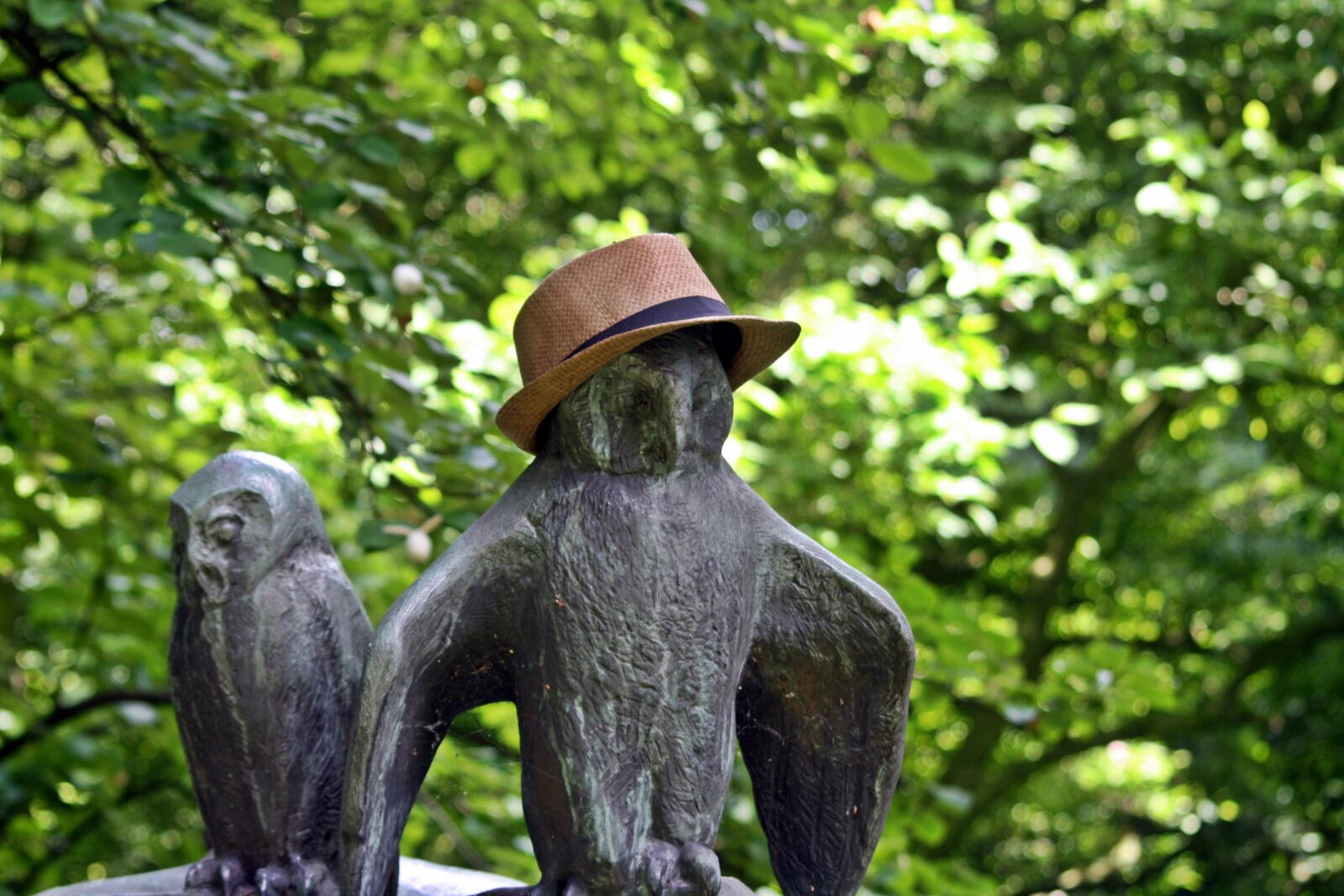 Canon EOS 1000D (EOS Digital Rebel XS / EOS Kiss F) sample photo. Sculpture, walk in the photography
