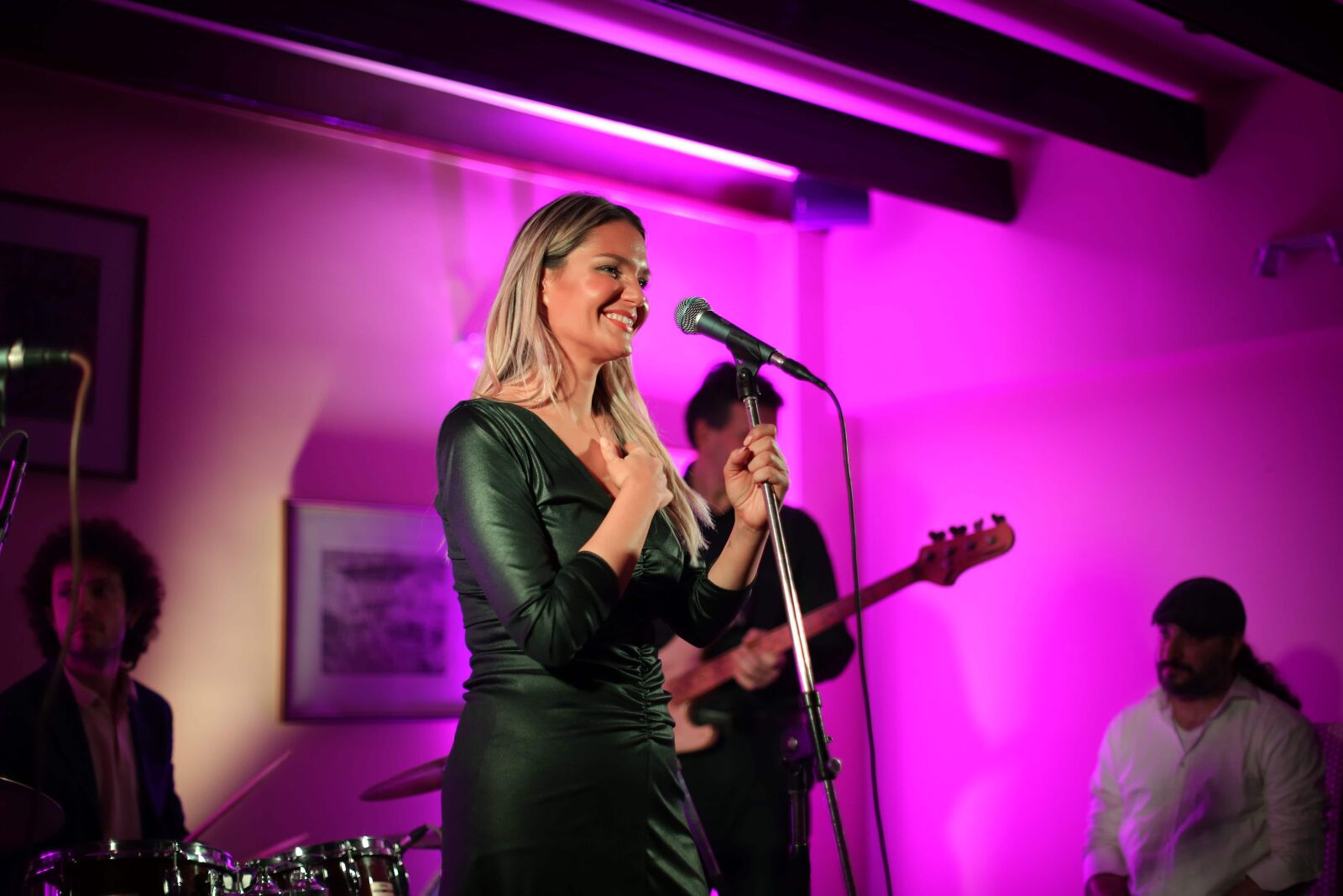 Canon EOS 5D Mark III sample photo. Singer, smile, happiness, performance photography
