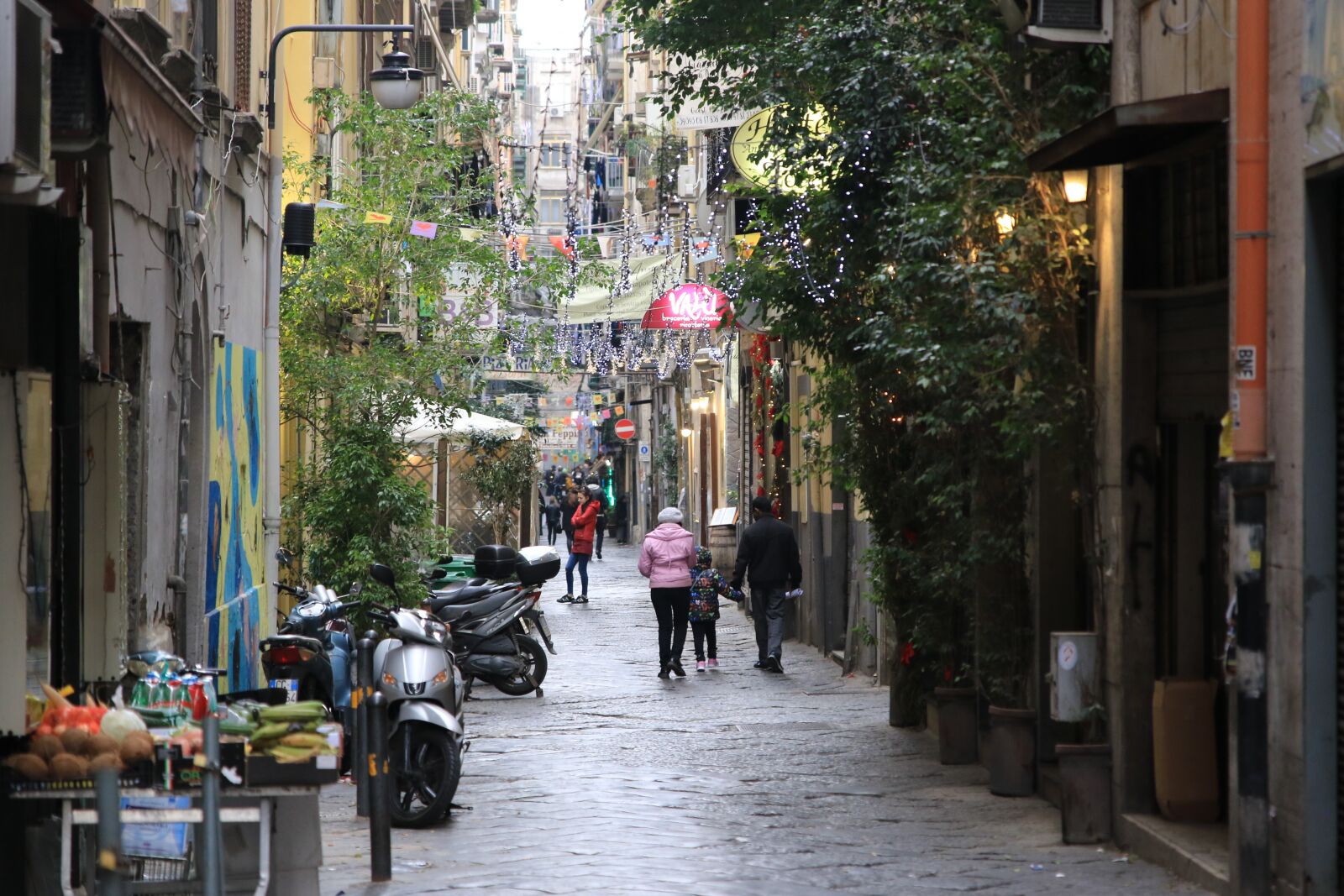 Canon EOS 7D Mark II sample photo. Naples, italy, old city photography