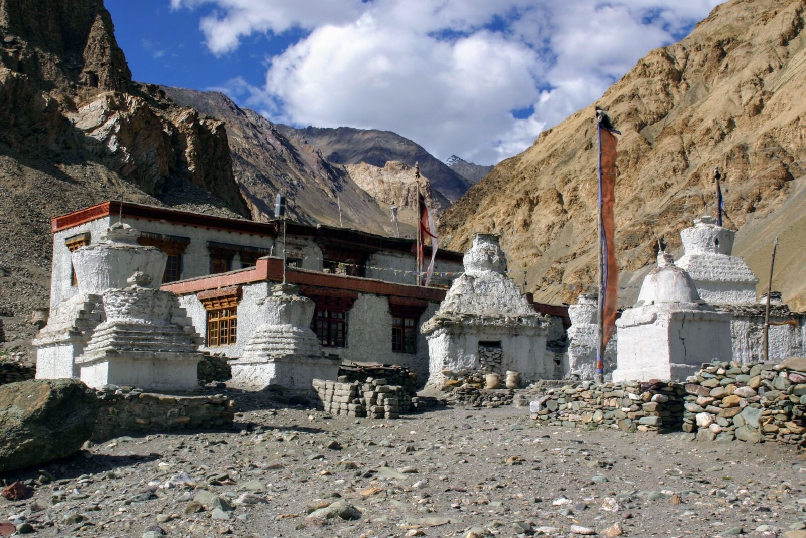 Canon EOS 300D (EOS Digital Rebel / EOS Kiss Digital) sample photo. Monastery, buddhism, himalaya photography
