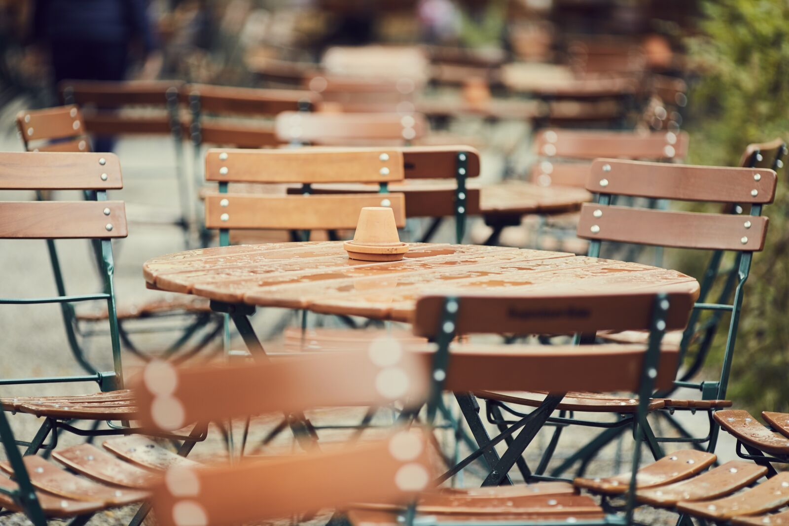 Canon EF 135mm F2L USM sample photo. Cafe, beer garden, table photography
