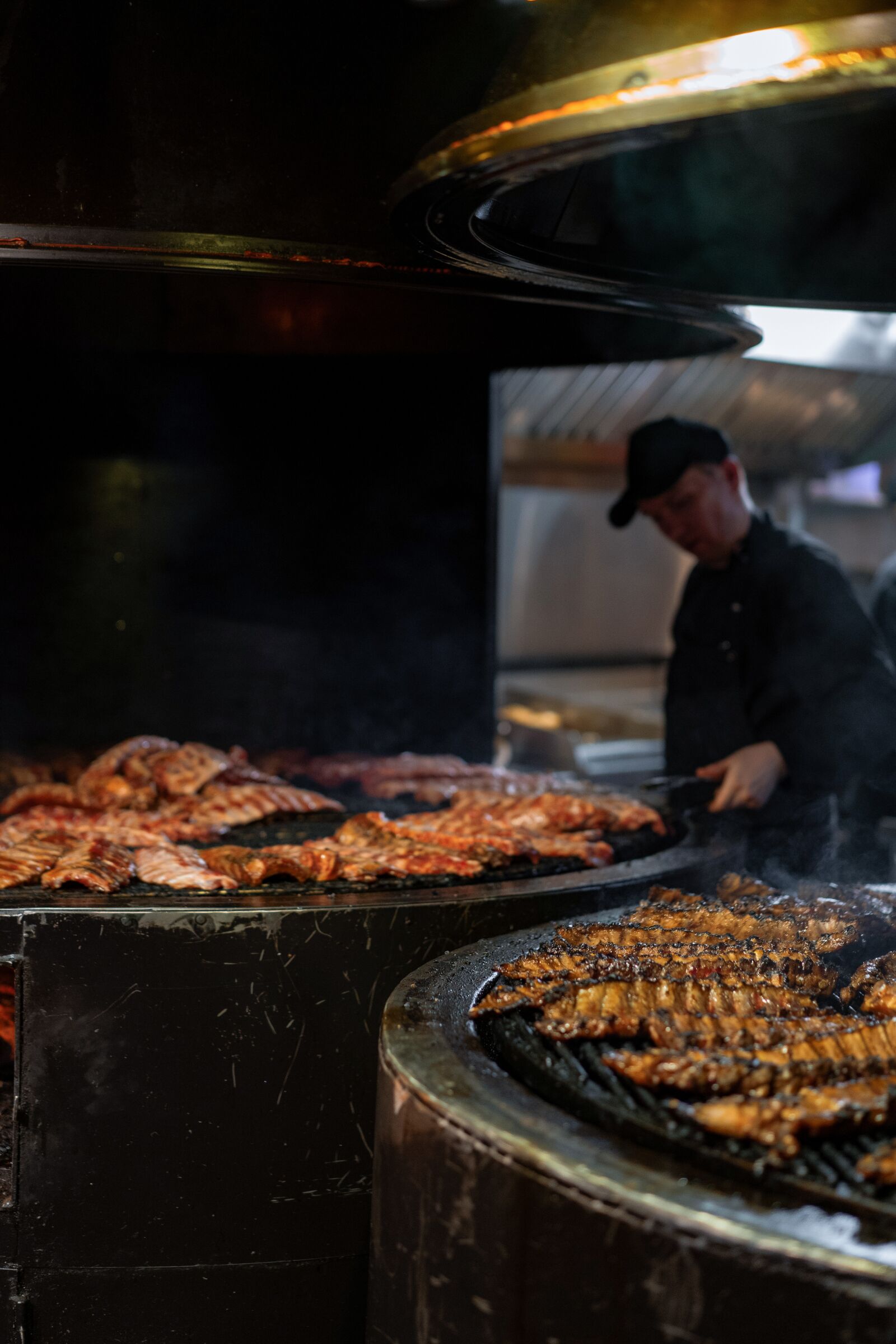 Sony a7 III + Sony Sonnar T* FE 55mm F1.8 ZA sample photo. Restaurant kitchen, worker cooks photography