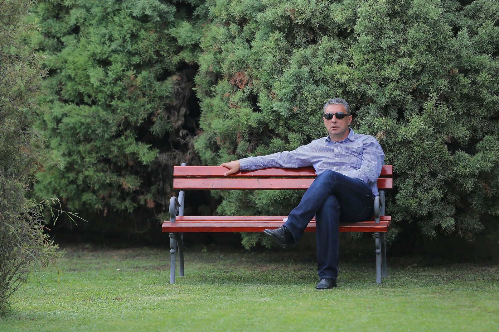 Canon EOS 6D sample photo. Businessman, bench, relaxation, sitting photography