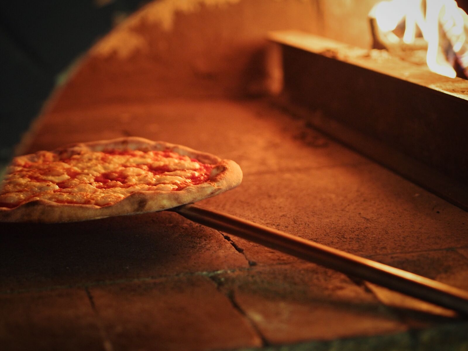 Olympus PEN E-PL5 sample photo. Baking, oven, pizza, theme photography