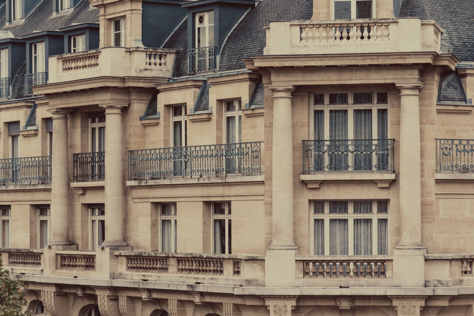 Canon EF-S 17-85mm F4-5.6 IS USM sample photo. Architecture, building, facade, paris photography