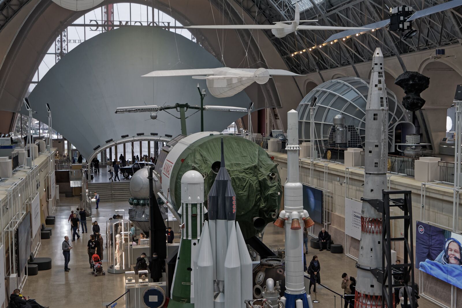 Canon EOS 500D (EOS Rebel T1i / EOS Kiss X3) sample photo. Cosmos, museum, moscow photography