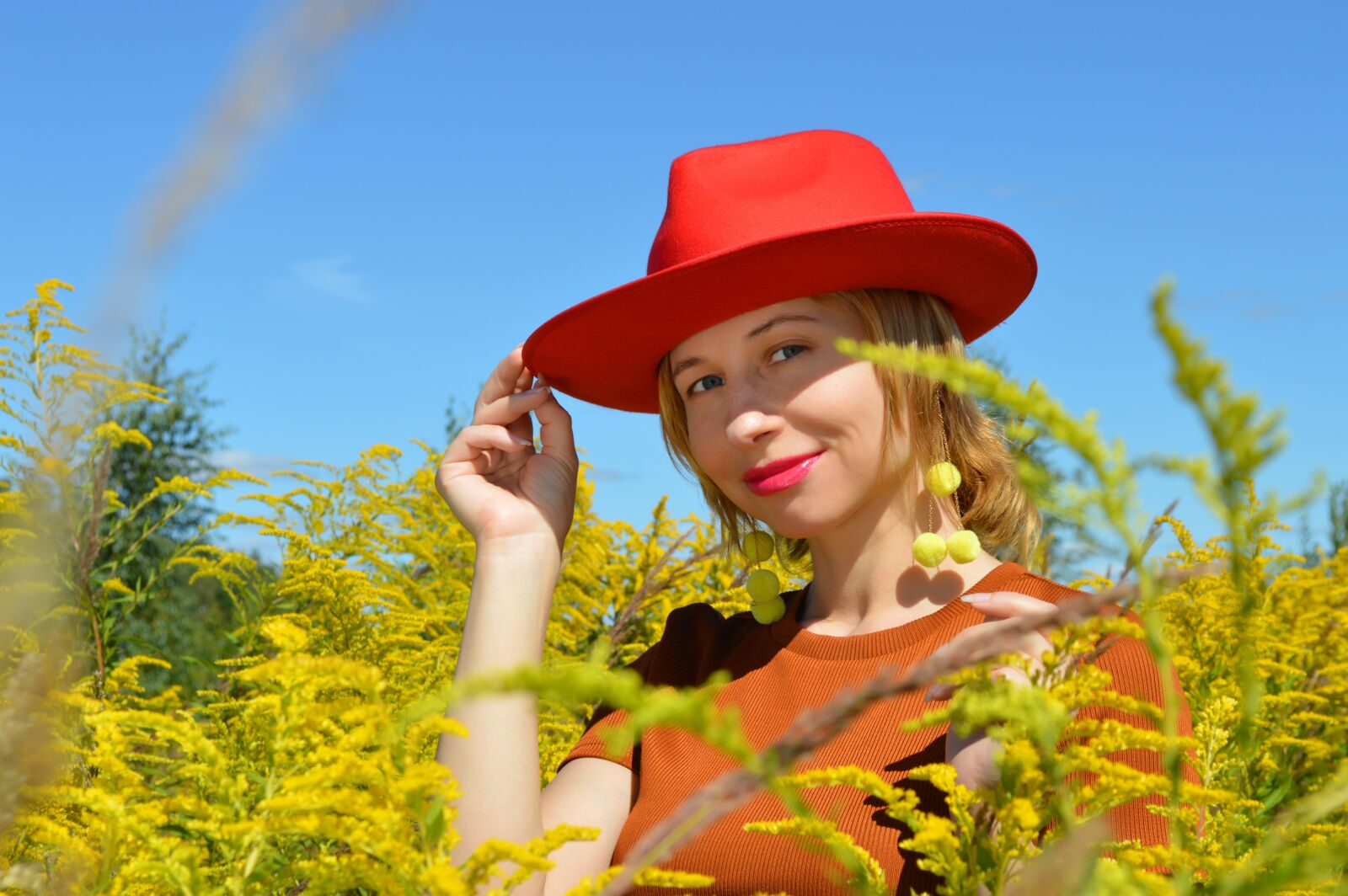 Nikon D3200 sample photo. Woman, red hat, field photography
