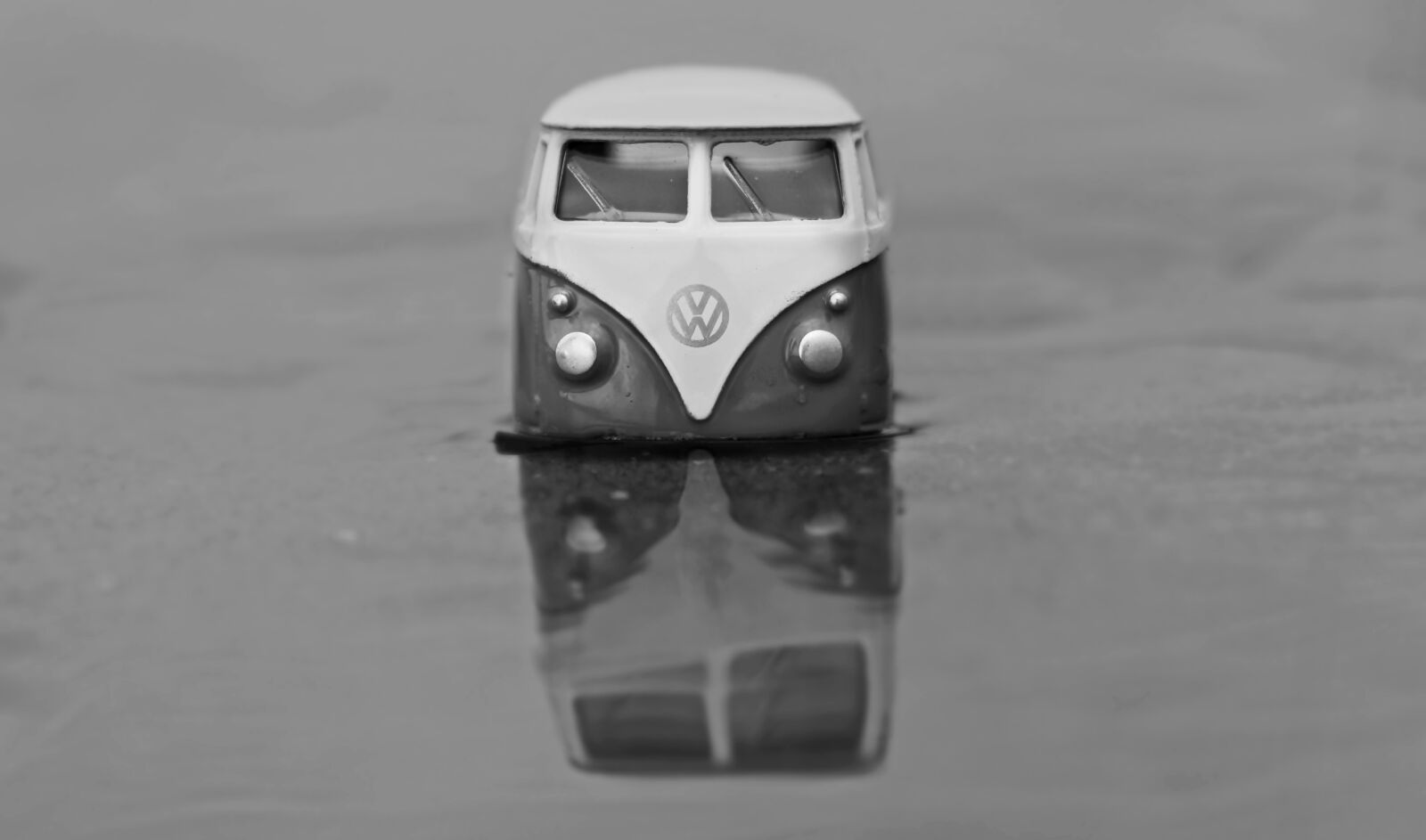 Canon EOS 100D (EOS Rebel SL1 / EOS Kiss X7) sample photo. Auto, toy car, bus photography