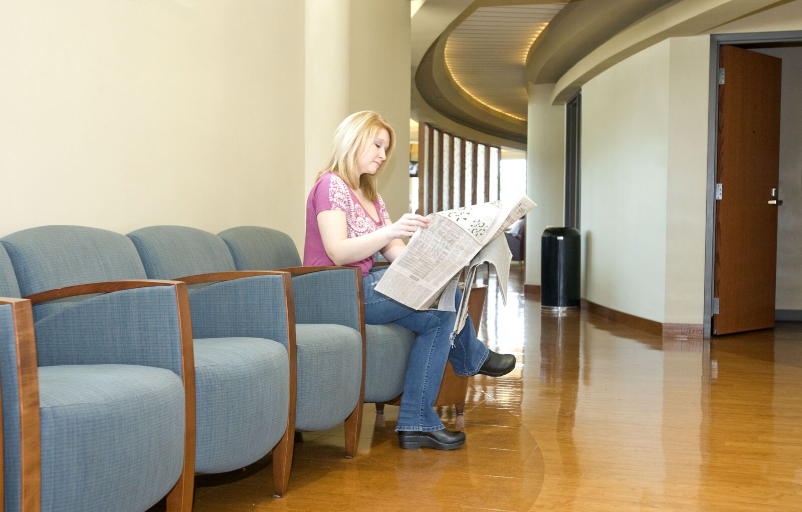 Nikon D300 sample photo. Woman, reading, newspaper photography