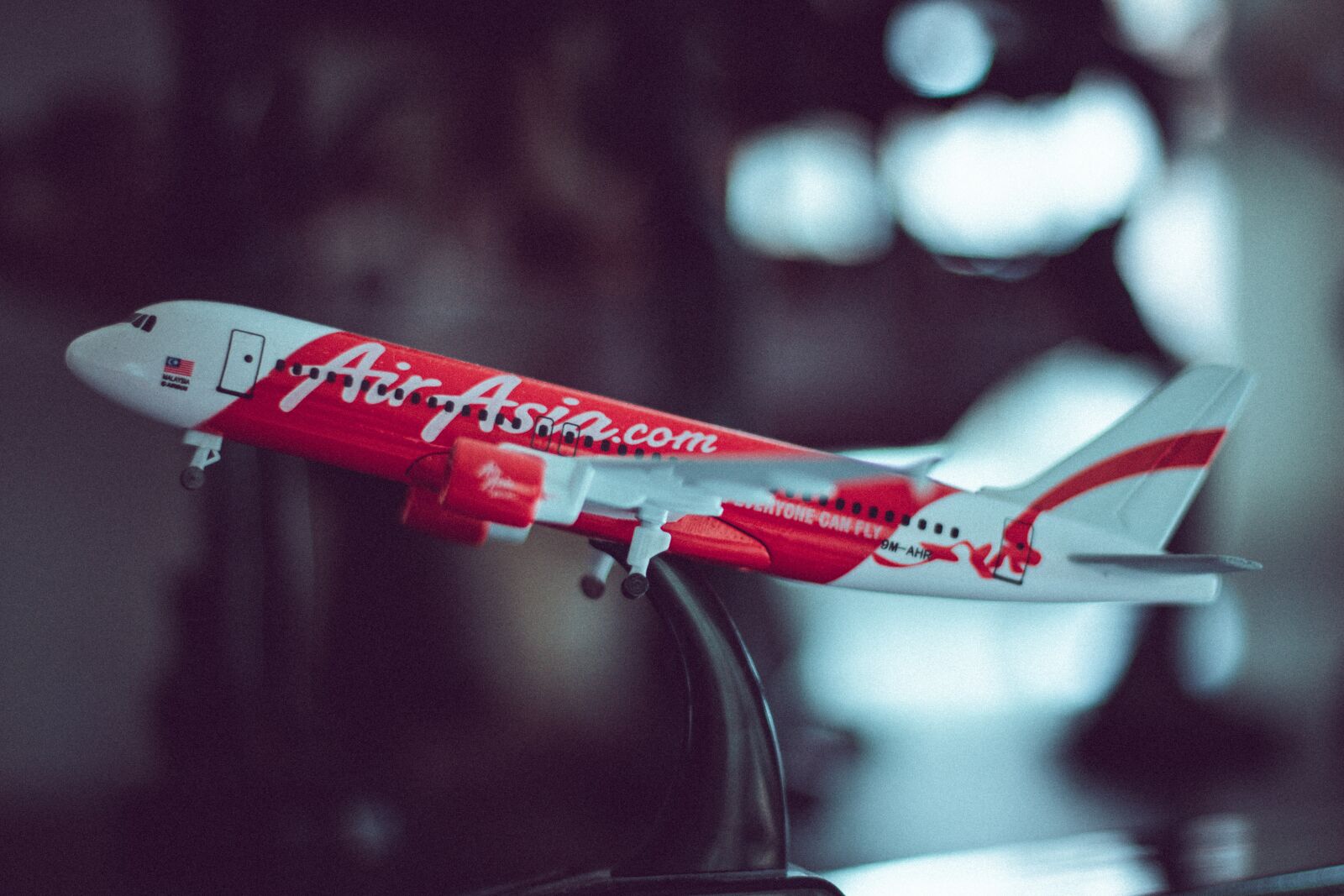 Canon EOS 700D (EOS Rebel T5i / EOS Kiss X7i) + Canon EF 50mm F1.8 STM sample photo. Model, airplane, flight pattern photography
