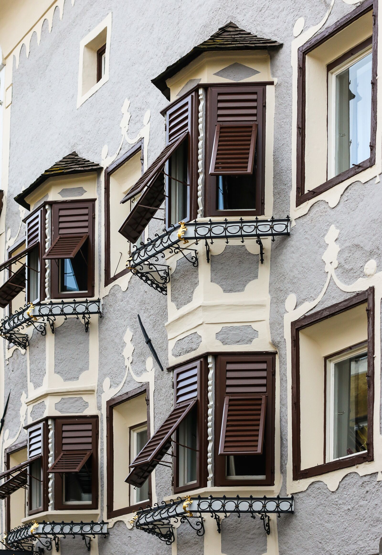 Canon EOS 70D + Canon EF 50mm F1.8 II sample photo. Architecture, window, house photography
