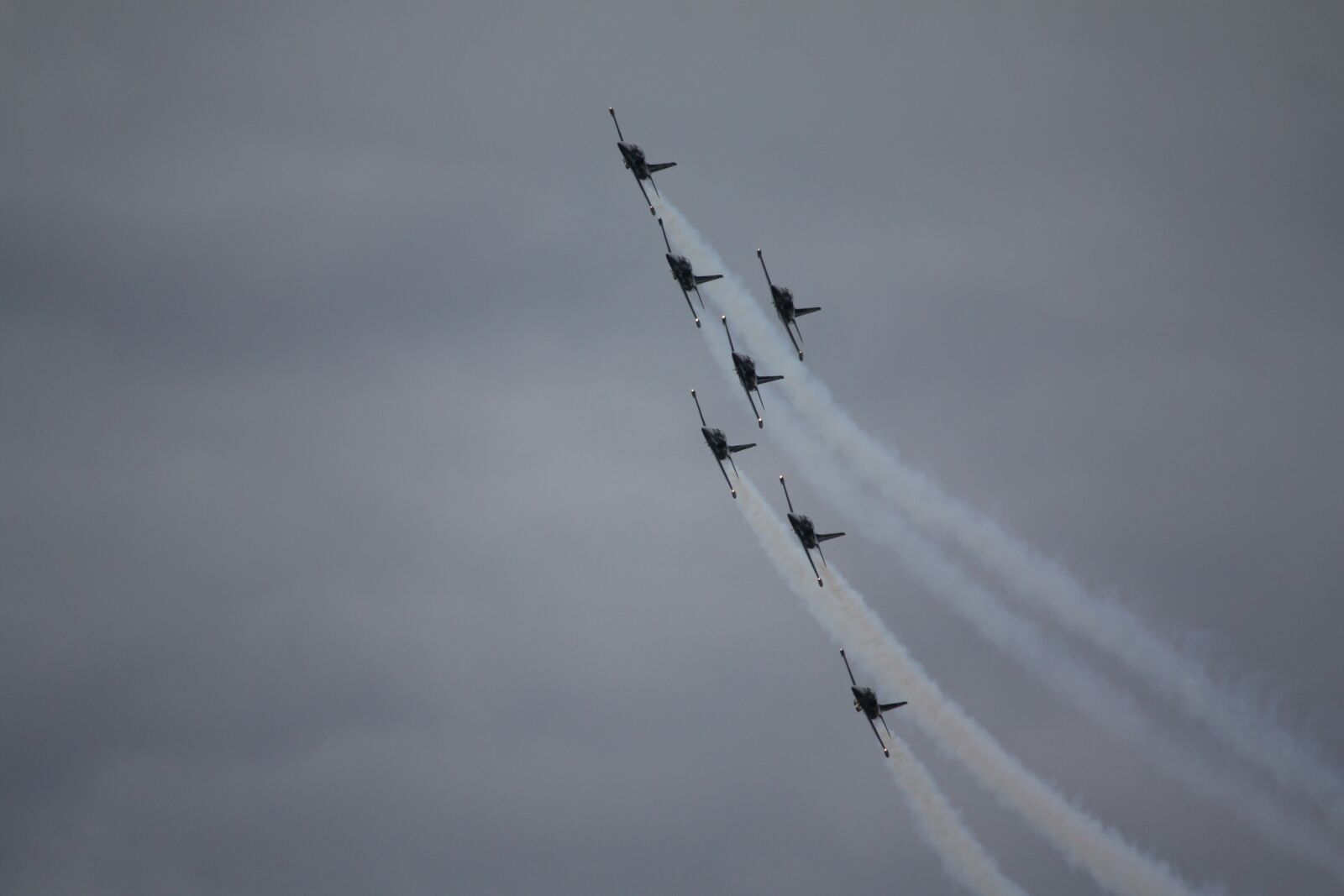 Canon EOS 450D (EOS Rebel XSi / EOS Kiss X2) sample photo. Red arrows, aeroplane, airshow photography
