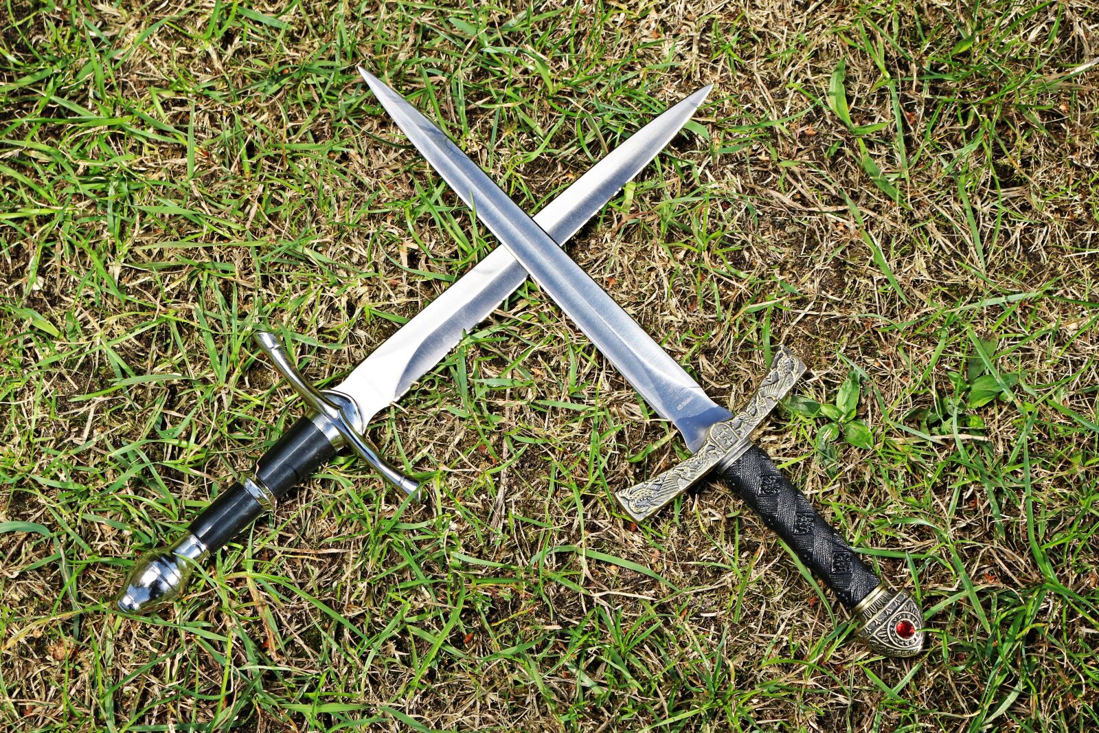 Canon EOS 100D (EOS Rebel SL1 / EOS Kiss X7) sample photo. Weapon, knife, blade photography