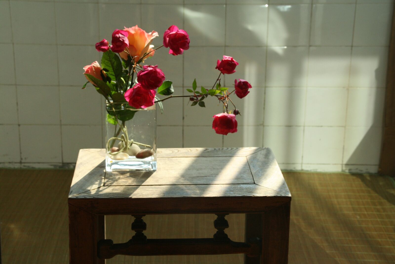 Canon EOS 350D (EOS Digital Rebel XT / EOS Kiss Digital N) sample photo. Flower arrangement, red flowers photography