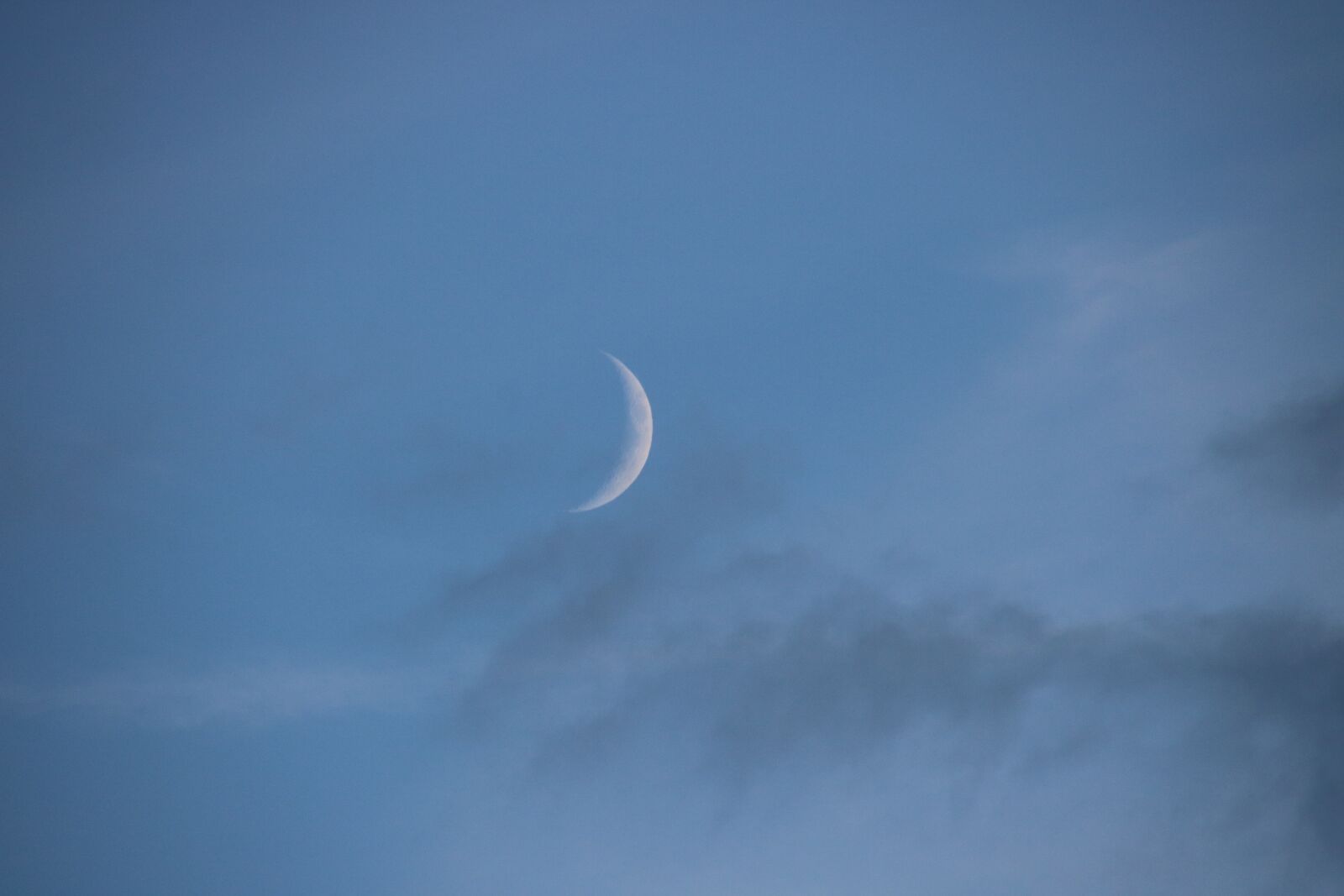 Canon EOS 760D (EOS Rebel T6s / EOS 8000D) + Tamron 16-300mm F3.5-6.3 Di II VC PZD Macro sample photo. Moon, sickle, crescent moon photography