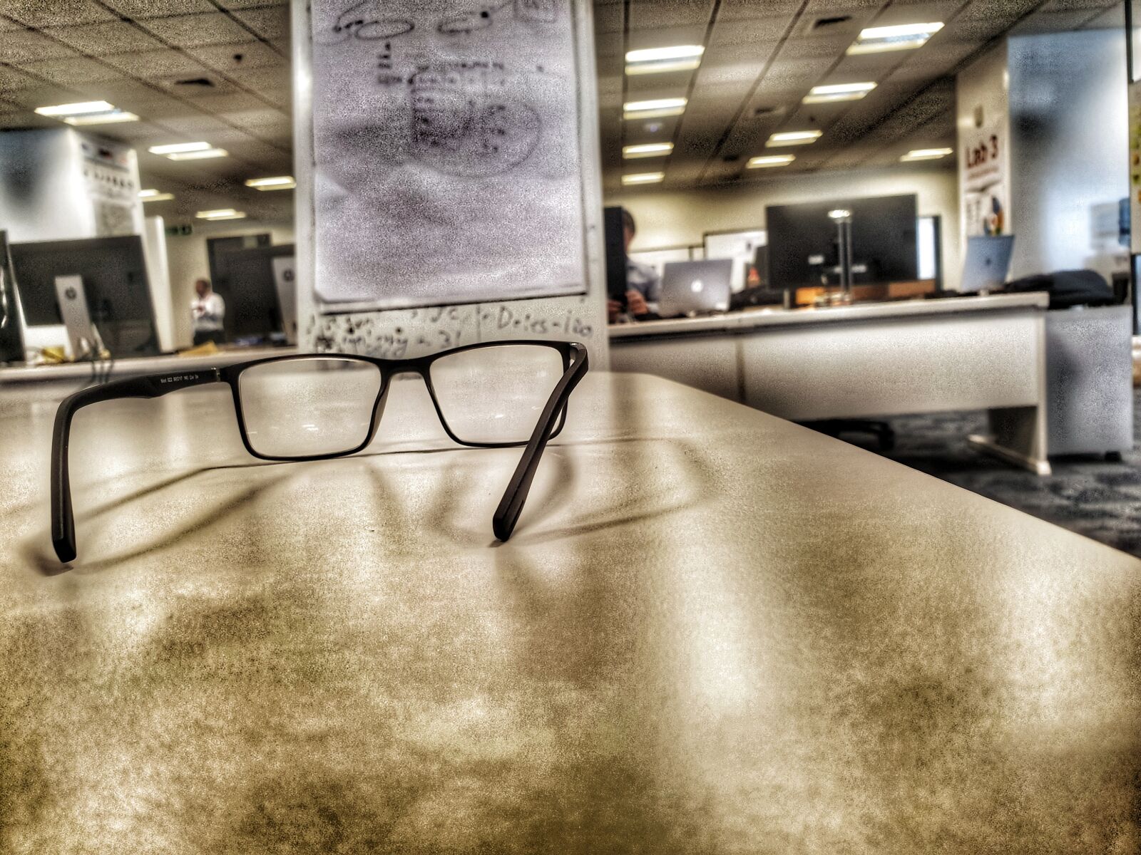 Samsung Galaxy Note9 sample photo. Glasses, prescription glasses, office photography