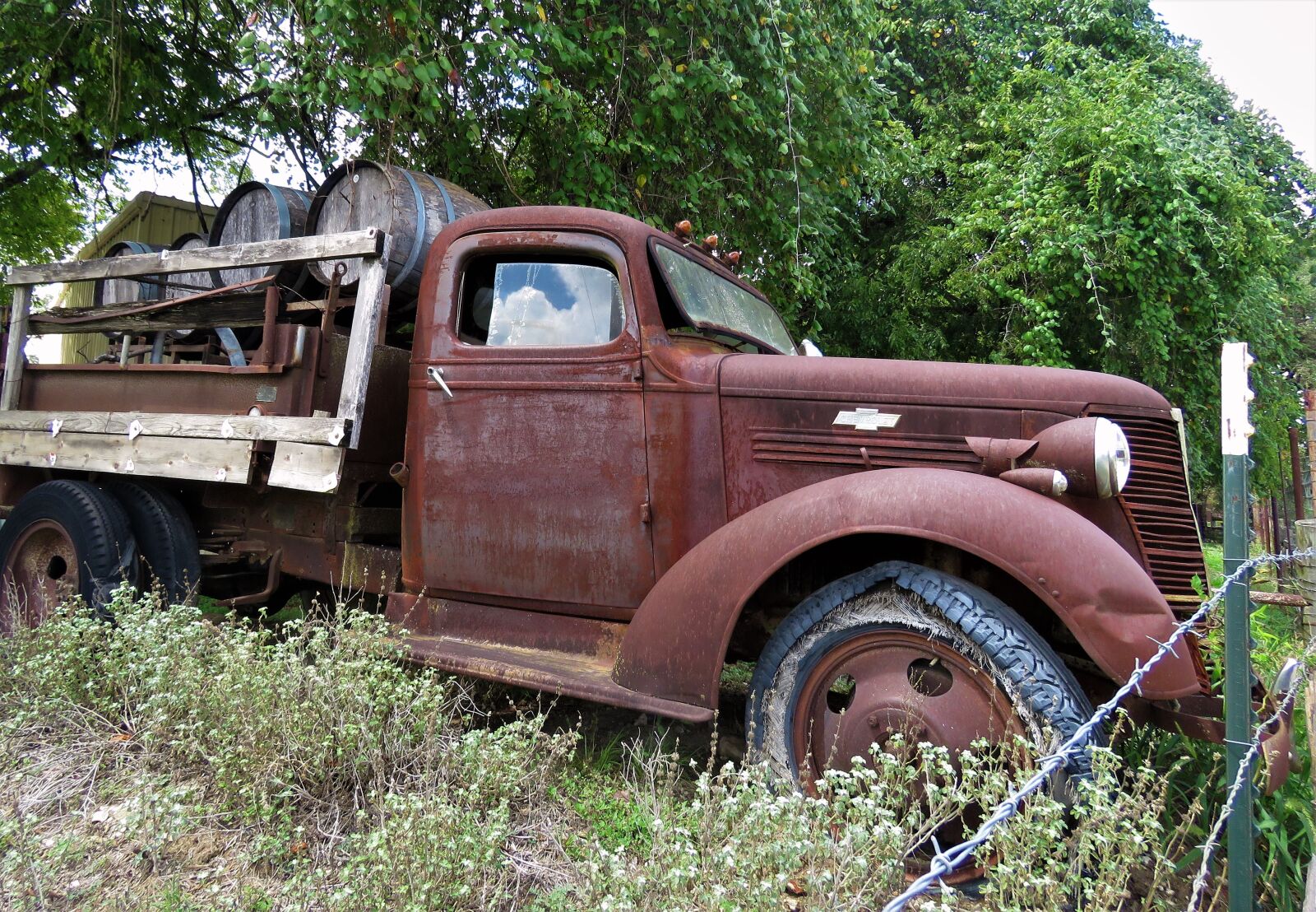 Canon PowerShot SX60 HS sample photo. Antique, truck, wine barrels photography
