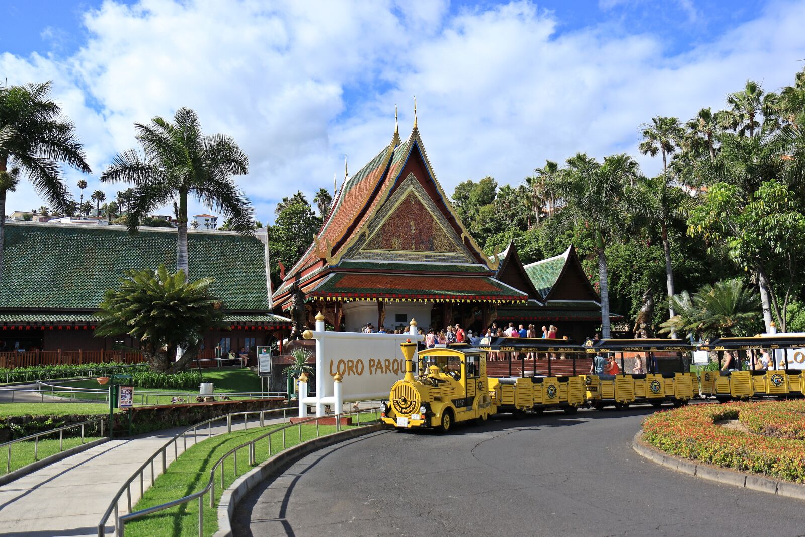 Canon EOS 7D Mark II sample photo. Train, the queue, module photography