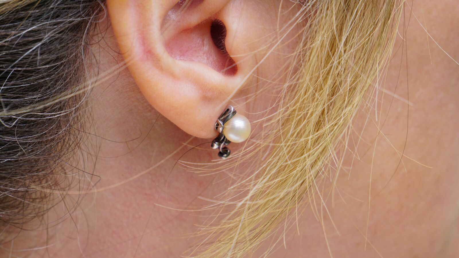 Sony E 55-210mm F4.5-6.3 OSS sample photo. Earring, ear, woman photography