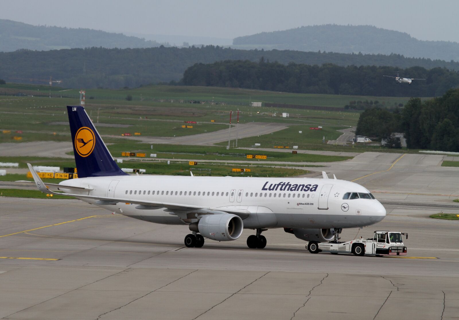 Canon EOS 7D sample photo. Aircraft, lufthansa, airport photography