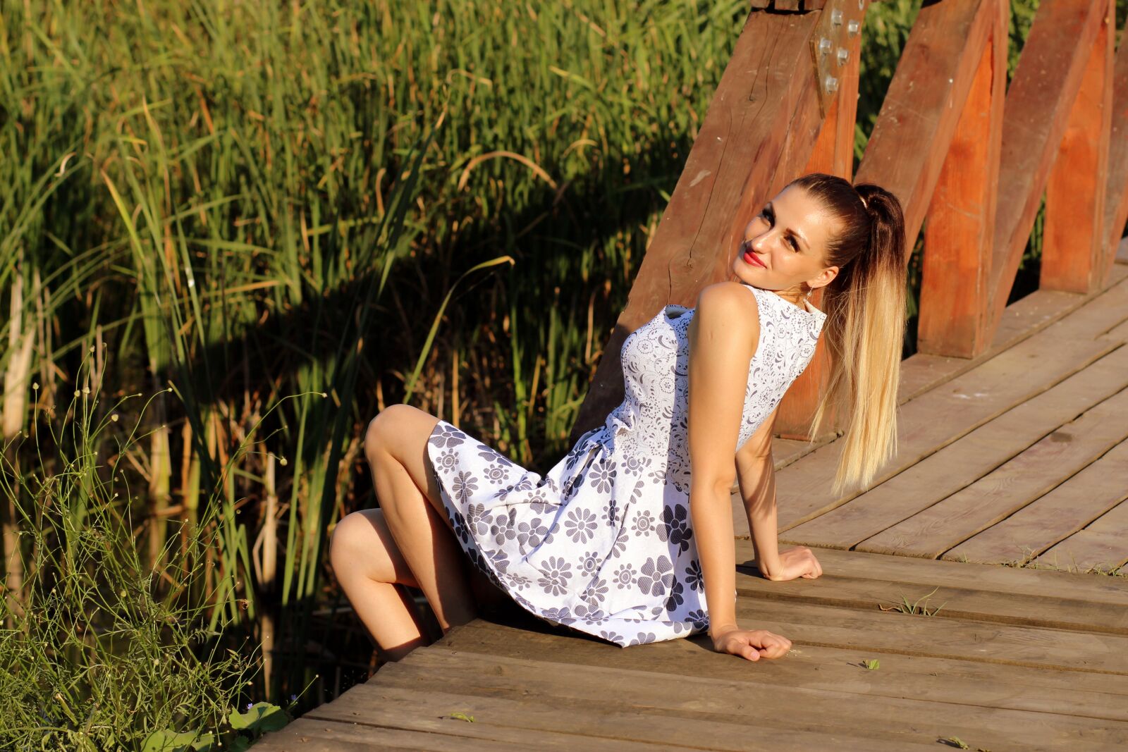 Canon EF 85mm F1.8 USM sample photo. Girl, blonde, bridge photography