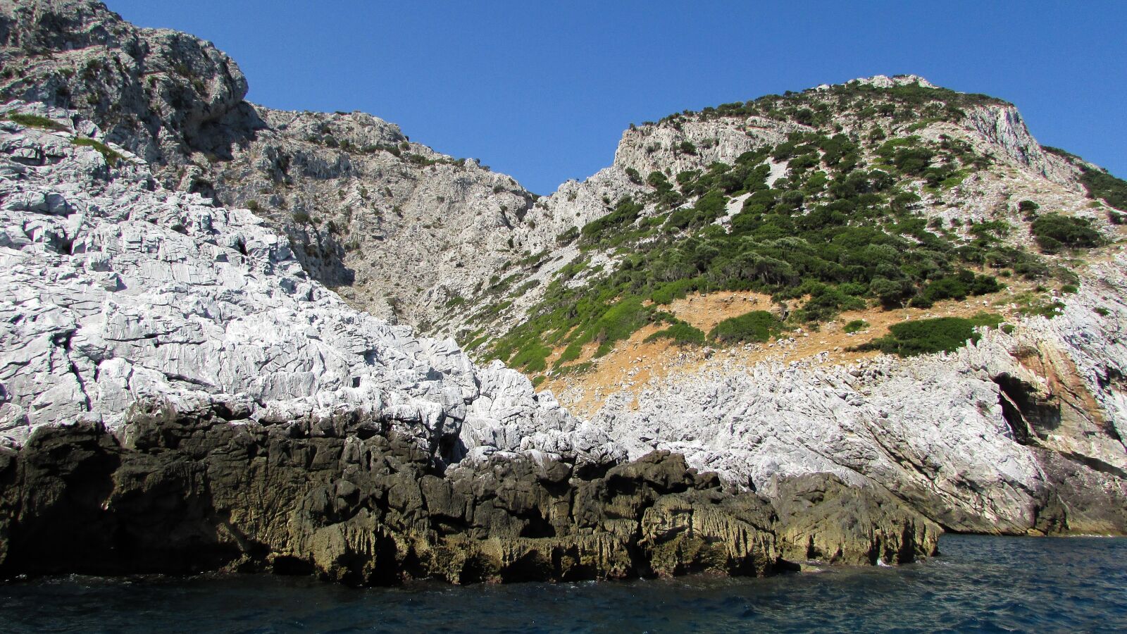 Canon PowerShot SX400 IS sample photo. Rocky coast, cliffs, sea photography