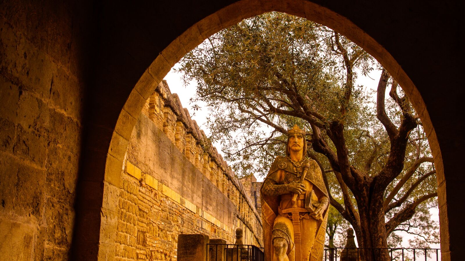 smc PENTAX-DA L 18-55mm F3.5-5.6 sample photo. Cordoba, statue, monuments photography