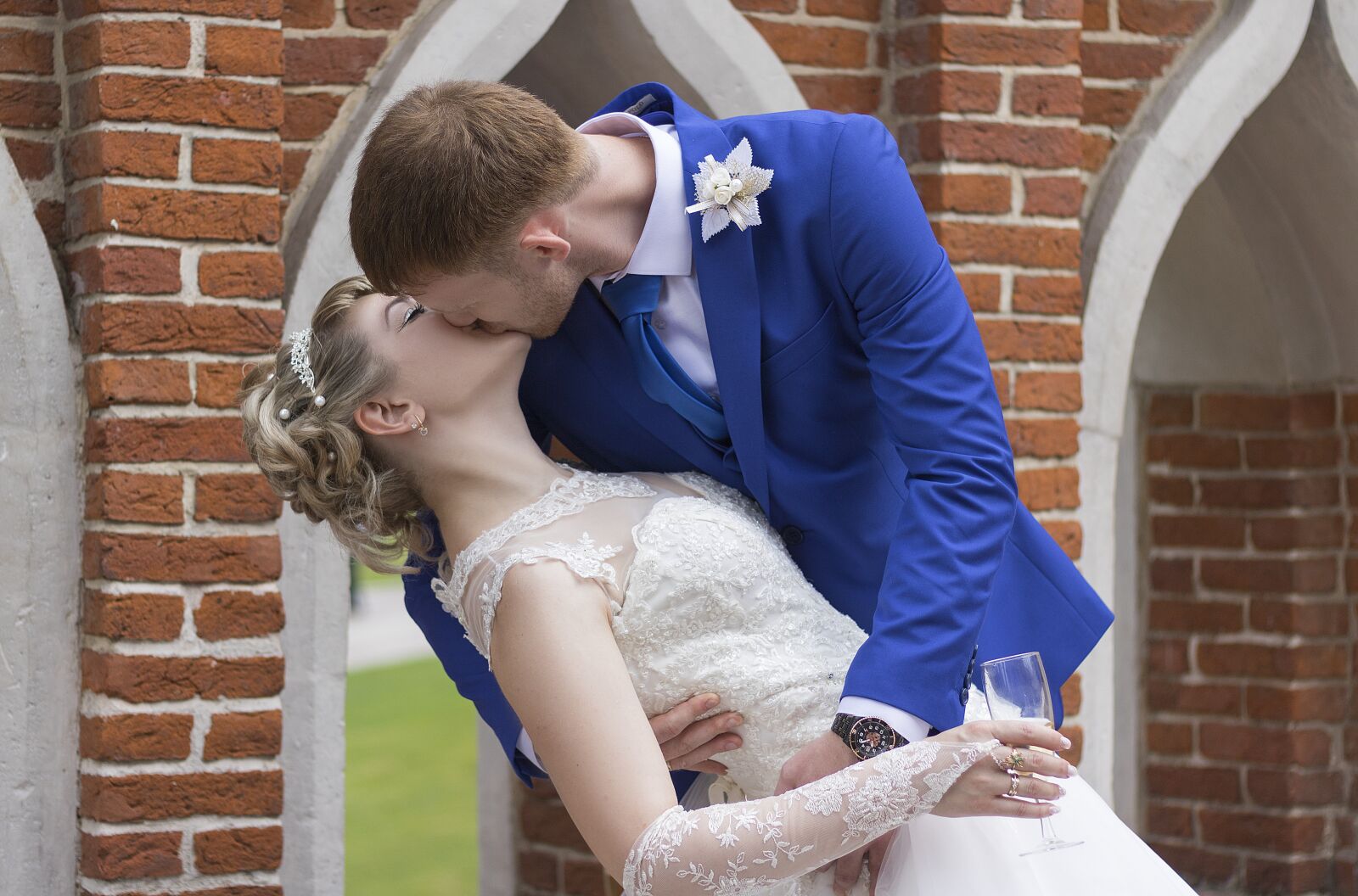 Canon EOS 750D (EOS Rebel T6i / EOS Kiss X8i) sample photo. Wedding, kiss, bride photography