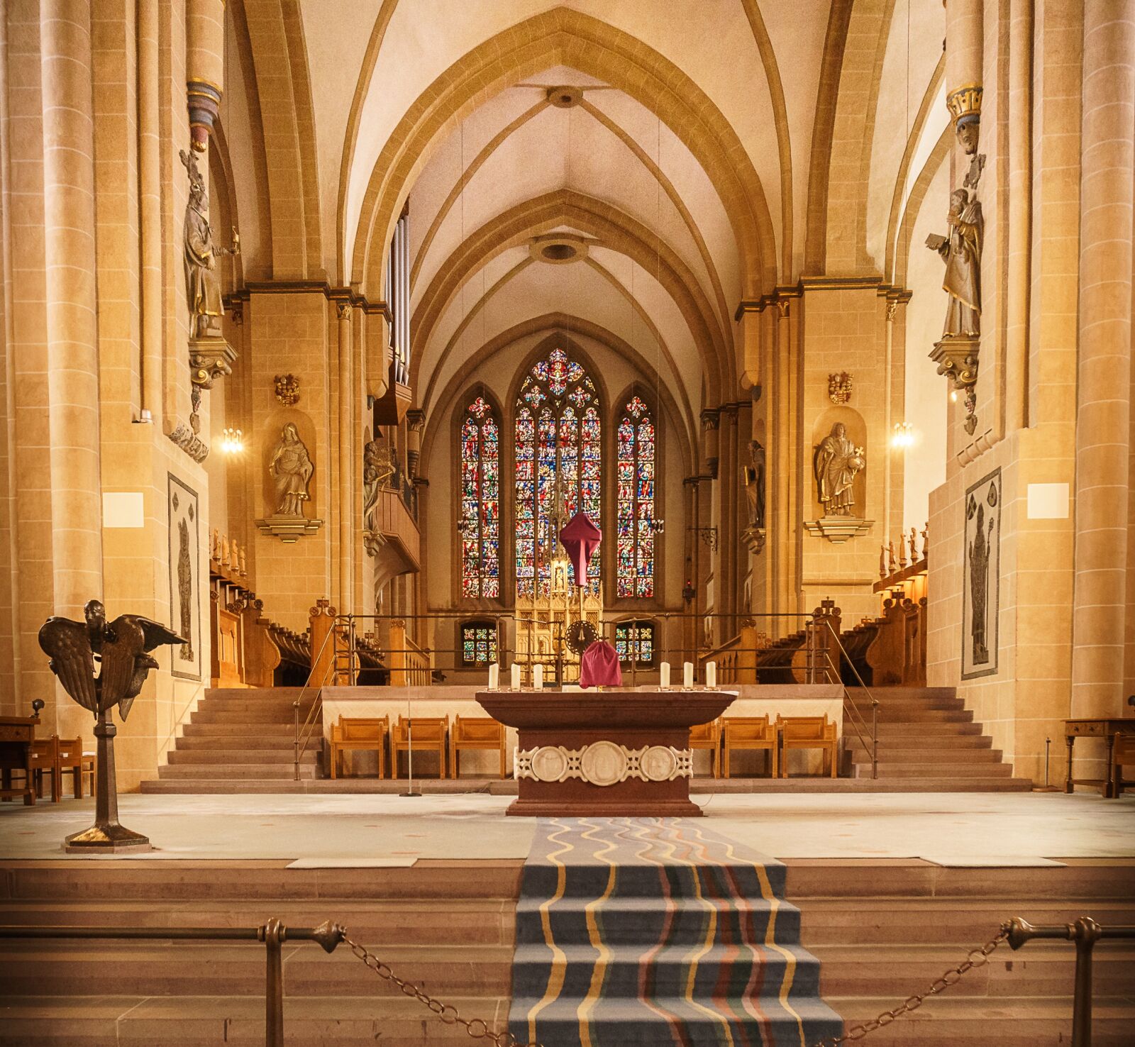 Sony a6500 + Sony Vario-Tessar T* E 16-70mm F4 ZA OSS sample photo. Church, altar, cathedral photography