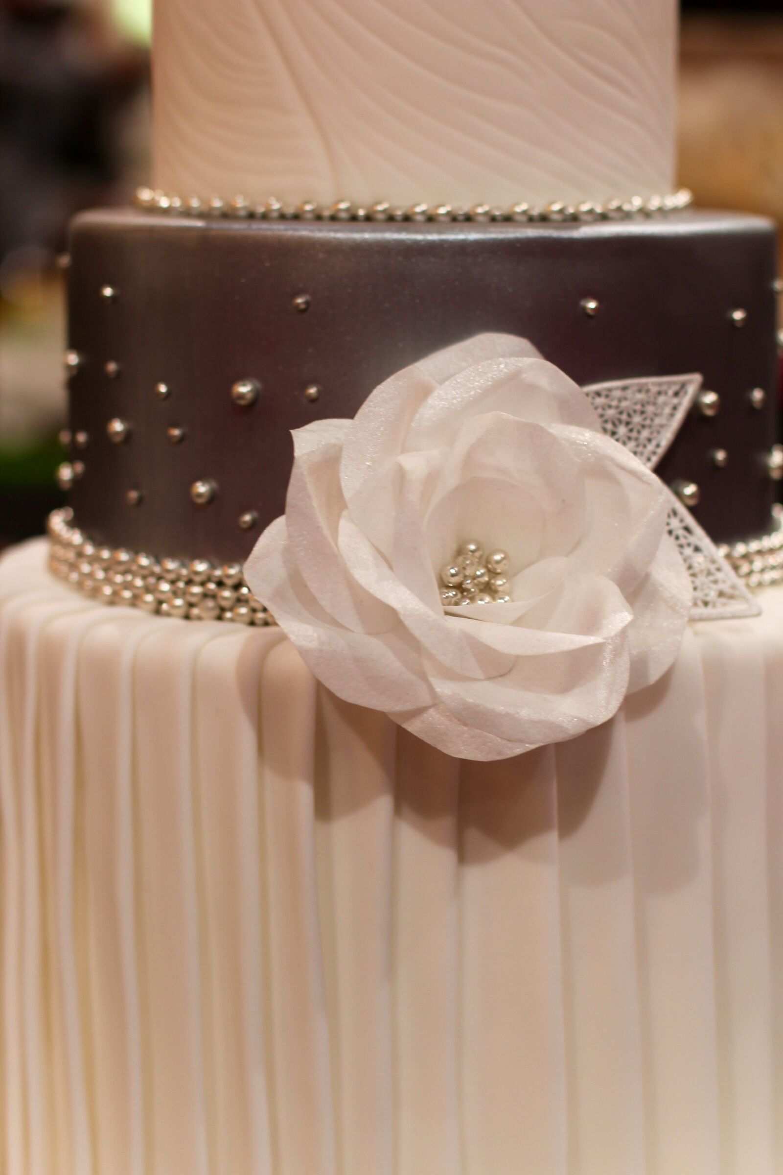 Canon EOS 600D (Rebel EOS T3i / EOS Kiss X5) + Canon EF 50mm F1.4 USM sample photo. Wedding cake, wedding, detail photography
